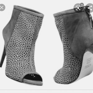 🔥Stuart Weitzman peep toe leather heals